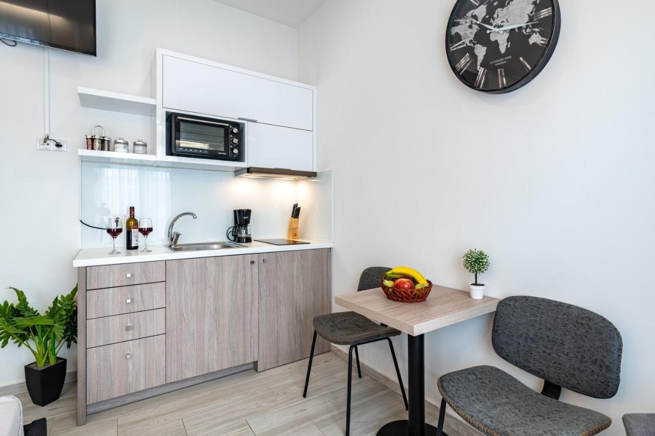 White & Gray Apartment 罗希姆诺 外观 照片